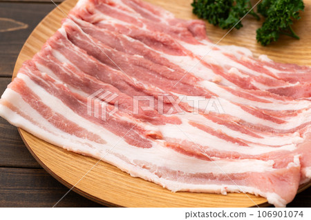 Pork rib slice 106901074