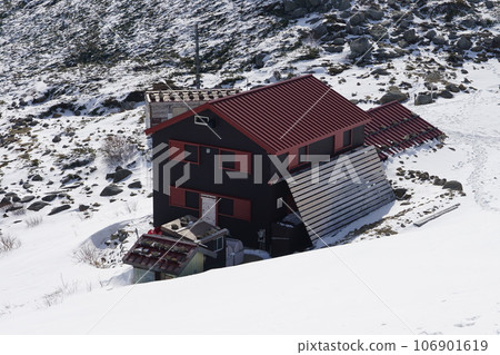 Kisokomagatake, Nishikoma Sanso in the remaining snow Kisokomagatake, Nishikoma Sanso in the remaining snow 106901619