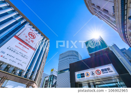 Tokyo cityscape in Japan: An era of hope... Blue sky and rays of light in Ginza. Get rid of corona. A future opened up by wisdom...a light of hope... Tokyo cityscape in Japan: An era of hope... Blue sky and rays of light in Ginza. Get rid of corona. A future opened up by wisdom...a light of hope... 106902965