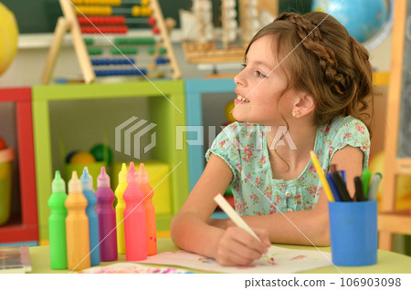 Portrait of cute girl drawing picture at home 106903098