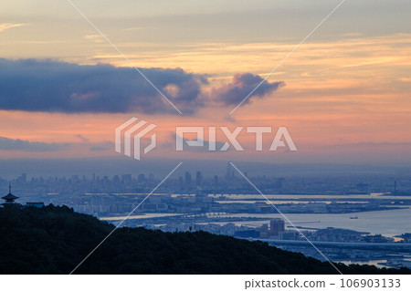 黎明前,天空和海灣被染成橙色。從神戶市上方的山上俯瞰大阪灣和大阪南港。 黎明前,天空和海灣被染成橙色。從神戶市上方的山上俯瞰大阪灣和大阪南港。 106903133