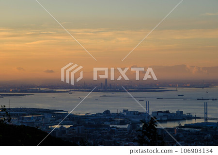 黎明前，天空和海灣被染成橙色。從神戶市上方的山上俯瞰大阪灣和大阪南港。 106903134