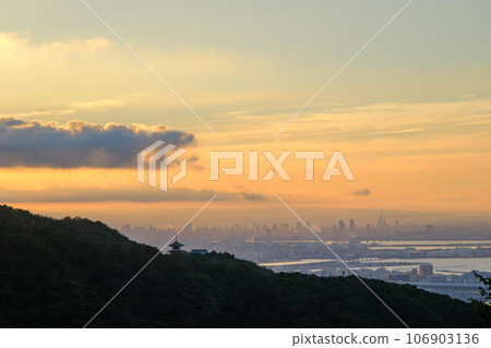 黎明前，天空和海灣被染成橙色。從神戶市上方的山上俯瞰大阪灣和大阪南港。 106903136