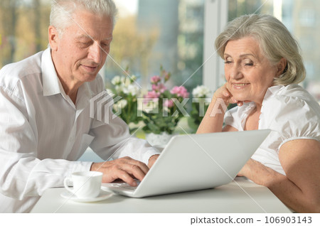Elderly people and internet technology 106903143