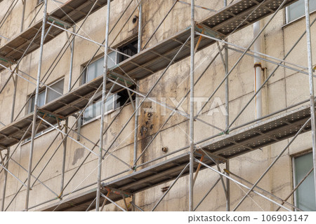 Demolition of dilapidated buildings and scaffolding construction 106903147