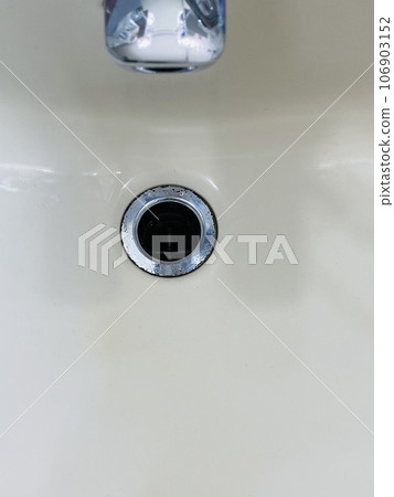 Cleaning the washbasin 1 106903152