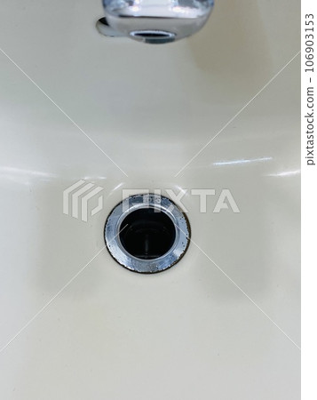 Cleaning the washbasin 2 106903153