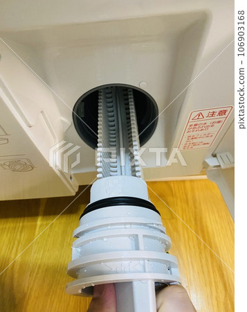 After cleaning the garbage receptacle of the washing machine 106903168