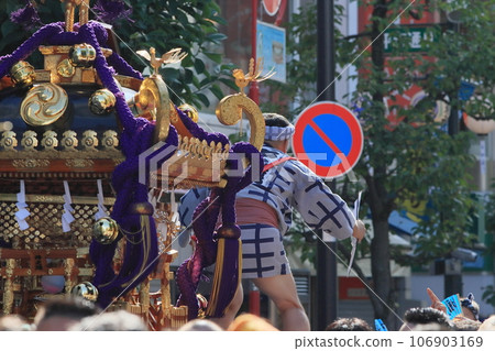 Festivals in Edo and Tokyo: Festivals where portable shrines are carried 106903169