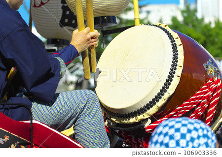 高崎市高崎節 人們乘坐花車敲鑼打鼓 106903336