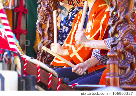 高崎市高崎節 人們乘坐花車敲鑼打鼓 106903337