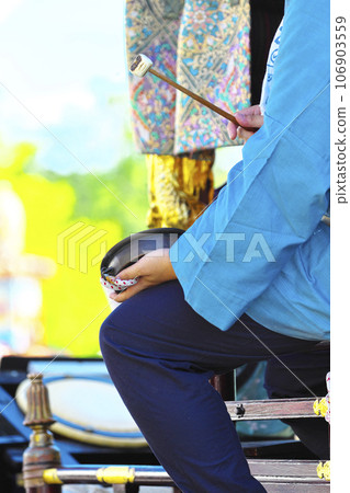 高崎市高崎節 人們乘坐花車敲鑼打鼓 106903559
