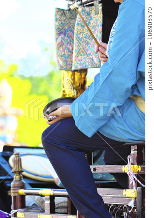 高崎市高崎節 人們乘坐花車敲鑼打鼓 106903570
