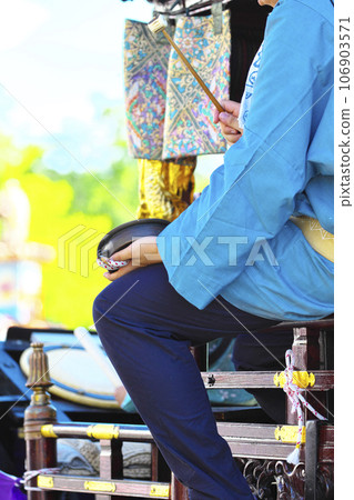 高崎市高崎節 人們乘坐花車敲鑼打鼓 106903571
