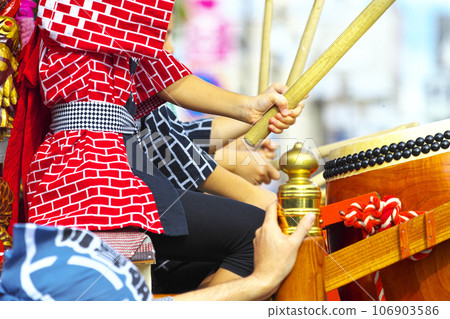 高崎市高崎節 人們乘坐花車敲鑼打鼓 高崎市高崎節 人們乘坐花車敲鑼打鼓 106903586