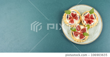 Delicious mini tartlet with figs, space for text. 106903635