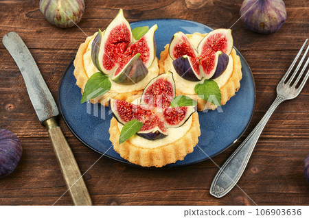 Tartlets with cream and figs. 106903636