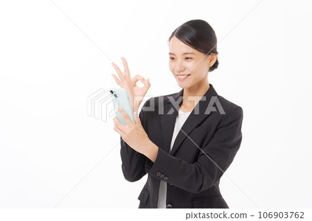 觀看智能手機的衣服的一名婦女 觀看智能手機的衣服的一名婦女 106903762