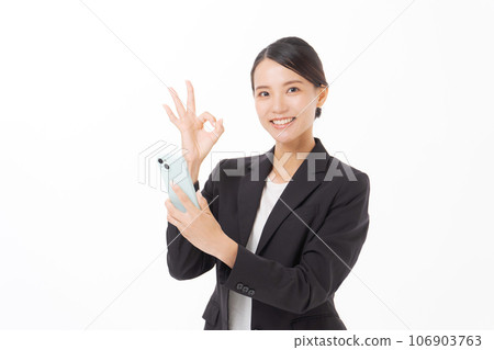 有一套衣服的一名婦女與智能手機 106903763