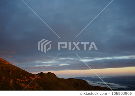 A ridge line dyed with Abenroth 106903906