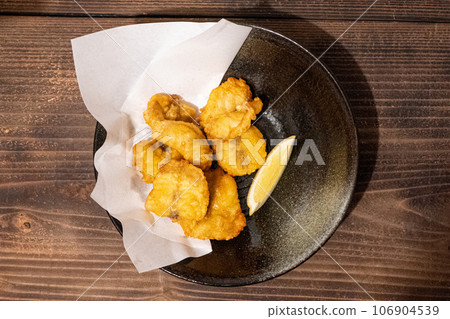 黑盤上的油炸河豚魚的俯視圖 黑盤上的油炸河豚魚的俯視圖 106904539