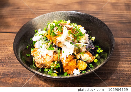 炸茄子和炸雞配磨碎的柚子醬 106904569