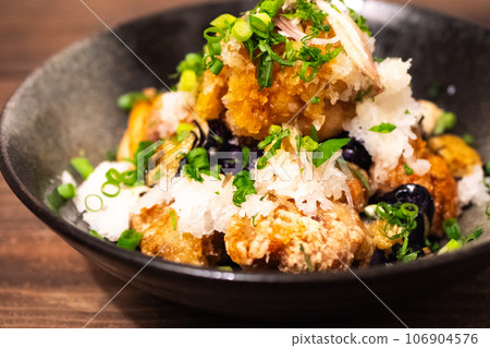 Fried eggplant and fried chicken with grated ponzu sauce 106904576