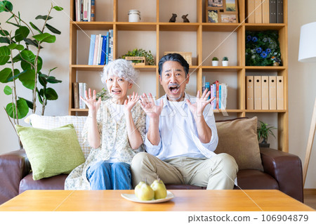 Surprised senior couple 106904879