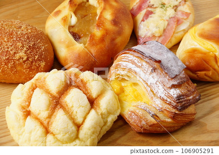 Deli bread and sweet bread 106905291