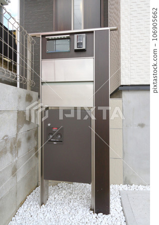 Delivery box installed at the entrance 106905662