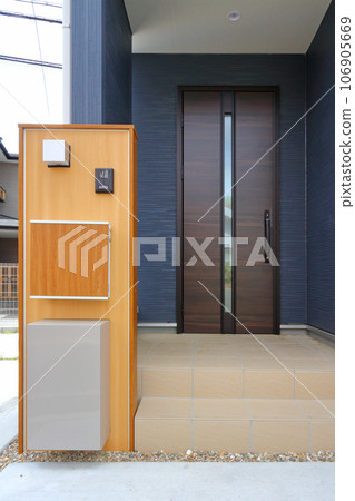 Delivery box installed at the entrance 106905669