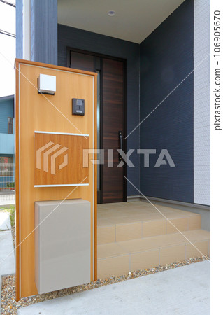 Delivery box installed at the entrance 106905670