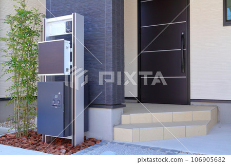 Delivery box installed at the entrance 106905682