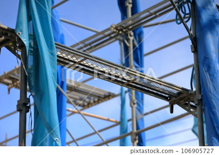 Image of preliminary scaffolding for newly built detached house 106905727