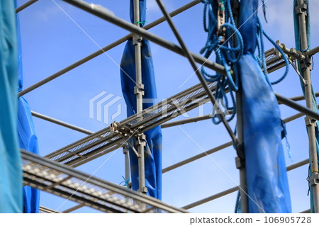 Image of preliminary scaffolding for newly built detached house 106905728
