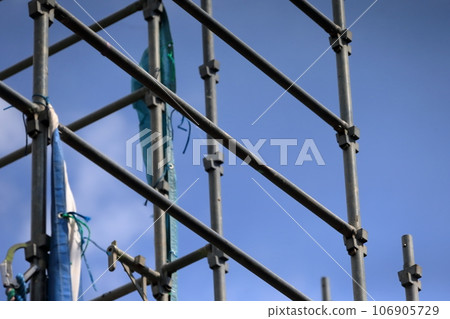 Image of preliminary scaffolding for newly built detached house 106905729
