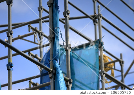 Image of preliminary scaffolding for newly built detached house 106905730