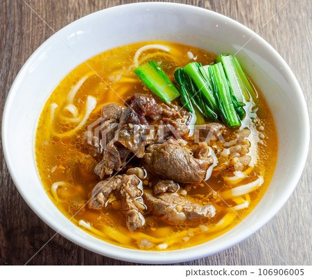 Beef noodles (new rou mien) 106906005