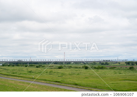 利根川河床風景和陰天道路(茨城縣猿島郡五華町) 利根川河床風景和陰天道路(茨城縣猿島郡五華町) 106906107