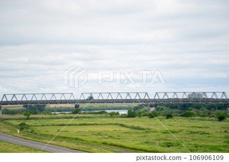 Tone River riverbed scenery and road under cloudy sky (Goka Town, Sarushima District, Ibaraki Prefecture) Tone River riverbed scenery and road under cloudy sky (Goka Town, Sarushima District, Ibaraki Prefecture) 106906109