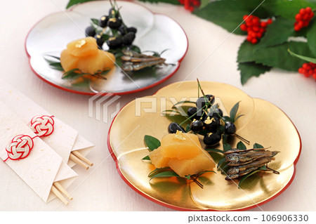 金銀梅子盤上的三種慶祝開胃菜。三種慶祝開胃菜。禦節料理。 106906330