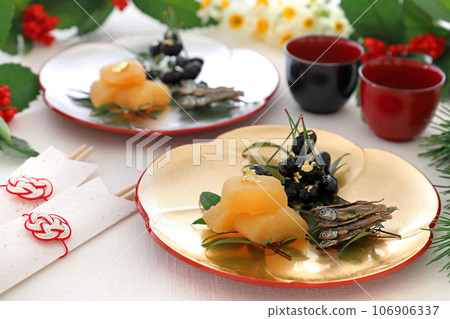 金銀梅子盤上的三種慶祝開胃菜。三種慶祝開胃菜。禦節料理。 金銀梅子盤上的三種慶祝開胃菜。三種慶祝開胃菜。禦節料理。 106906337