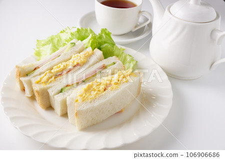 美味的混合三明治和茶 美味的混合三明治和茶 106906686