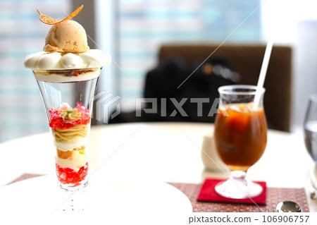 delicious parfait 106906757