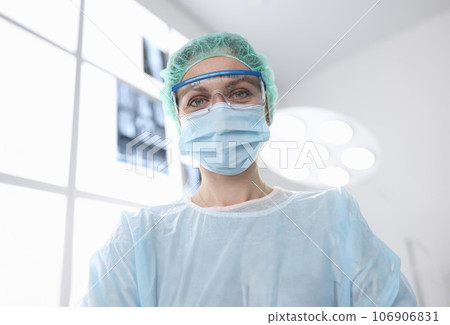 Woman surgeon in sterile suit in operating room Woman surgeon in sterile suit in operating room 106906831