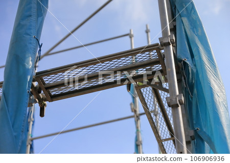 Image of preliminary scaffolding for newly built detached house 106906936