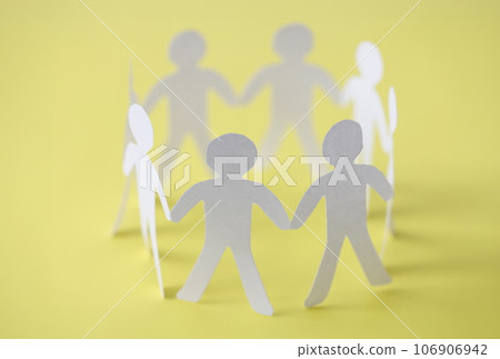 Cut paper people forming union circle on yellow background 106906942
