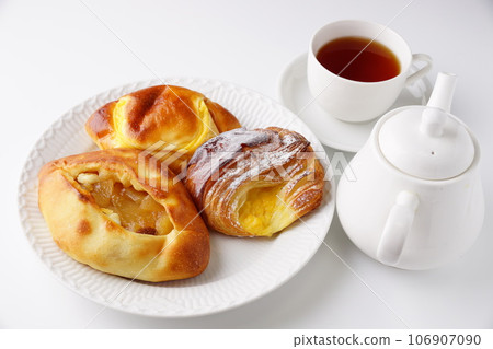 Delicious sweet bread 106907090