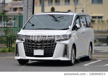 Minivan image Minivan image 106908053