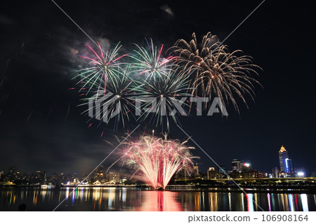 Dadaocheng fireworks show 106908164